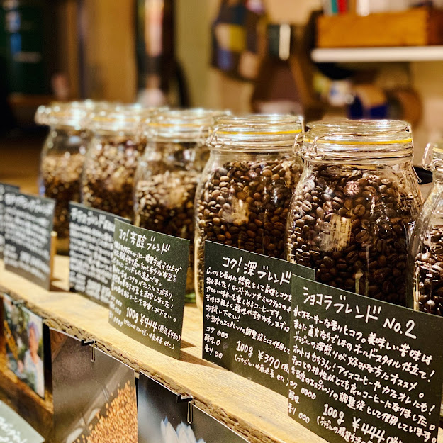 様々な珈琲豆の種類が並ぶ店内